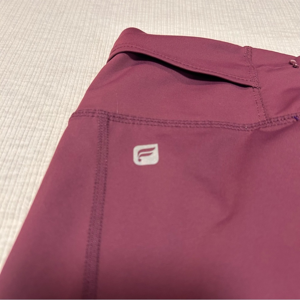 Fabletics Mid Rise  Capri Legging Raspberry Purple Crop Pants Size‎ M - Picture 5 of 7